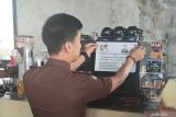 Pemkab dan Kejari OKU pasang  stiker wajib pajak di restoran