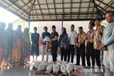 Bupati Kotim salurkan sembako bagi nelayan tak bisa melaut