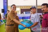 Pemkab Solok serahkan bantuan alat penangkapan ikan ke nelayan