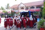 Mobil perpustakaan keliling Disarpustaka Kapuas diserbu siswa SDN 3 Selat Hilir