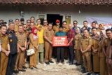 Tekan kemiskinan ekstrem, Nanang Ermanto kembali serahkan bantuan bedah rumah