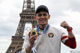 Peraih medali emas Olimpiade Paris 2024 Veddriq kaget disambut keluarga saat tiba di Indonesia