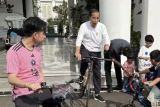 Jokowi nikmati bersepeda bersama anak cucu di Taman Istana Jakarta