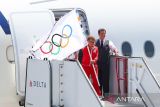 Bendera Olimpiade tiba di Los Angeles yang bersiap 2028