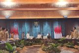 Presiden Jokowi memimpin pertemuan dengan para gubernur di IKN