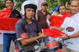 Wartawan Pasaman Barat bagikan bendera merah putih ke pengendara-pedagang (Video)