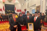 Presiden memberikan penghargaan kepada pencipta 