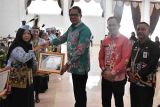 Pj Bupati Kapuas beri penghargaan kepada guru pelaksana PSP