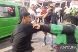 Pengemudi angkot dan ojol bentrok di Sukabumi