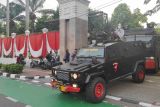 Polisi gunakan kendaraan taktis untuk bubarkan massa di DPR