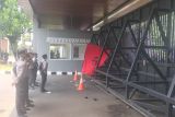 Tolak revisi II Pilkada, massa dobrak gerbang belakang gedung DPR