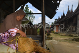 Kerajinan tas anyaman berbahan daun linsiang