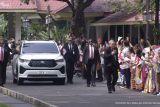 Paus Fransiskus disambut pelajar berpakaian adat di kompleks Istana Kepresiden