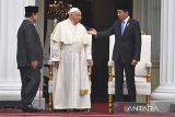 Presiden Jokowi kenalkan Presiden terpilih Prabowo kepada Paus Fransiskus di Istana