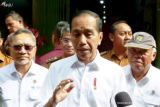 Presiden Jokowi tersenyum saat ditanya terkait peluang perombakan kabinet di IKN