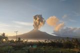 Gunung Lewotobi Laki-laki erupsi lagi dengan tinggi 700-900 meter