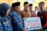 Sabar AS serahkan bantuan rehab rumah pasca Gempa Malampah