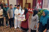 Pemprov Kepri menyalurkan bantuan pengembangan usaha bagi 1.965 UMKM