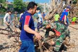 Kodim OKU bersihkan  sampah di Sungai Ogan cegah banjir