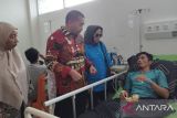 Bezuk Korban Longsoran Tambang Ilegal Sungai Abu, Plt Gubernur Audy Serahkan Bantuan Logistik dan Santunan Tunai