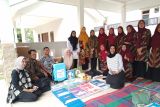 DP3AP2KB Batam bagikan stunting kit ke BKB untuk edukasi keluarga