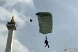 Perayaan HUT ke-79, TNI unjuk kemampuan terjun payung di Monas