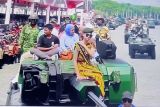 Warga Jakarta naik Tank Harimau dalam defile HUT ke-79 TNI