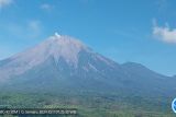 Gunung Semeru erupsi dengan letusan setinggi 400 meter pada Jumat pagi