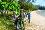 Kodim 0318 Natuna libatkan pelajar bersihkan Pantai Piwang