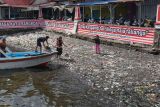 Sampah plastik berserakan di Dermaga Kayu Bangkoa