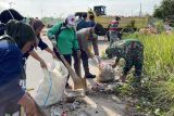 TNI-Polri bersama masyarakat gotong royong bersihkan lingkungan Karimun