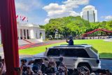 Presiden Prabowo tiba di Istana Merdeka dengan mobil Garuda putih berpelat Indonesia-1