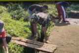 TNI bersama masyarakat gotong royong bersihkan lingkungan cegah banjir