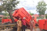 DLH Kota Solok serahkan bak kontainer sampah ke Lapas IIB Solok