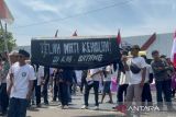 Massa Aliansi Masyarakat Jawa Tengah Menggugat demo di PN Batang