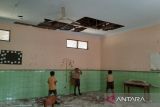 Plafon ruang kelas SDN 1 Terban di Kecamatan Jekulo Kudus ambrol