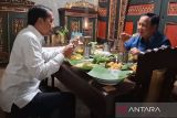 Presiden Prabowo dan Jokowi nikmati makanan di angkringan Solo