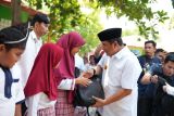 Pj Gubernur Sulbar bagikan seragam sekolah gratis di Majene