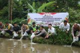 Polres Wonosobo tabur benih ikan dukung program ketahanan pangan