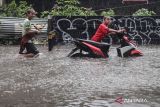 Benarkah hujan-hujanan dapat membuat anak jadi sakit?