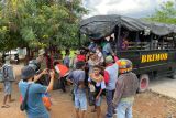 Brimob Polda NTT evakuasi korban terdampak erupsi Lewotobi