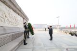 Prabowo lakukan peletakan bunga di Monumen Pahlawan Rakyat Beijing