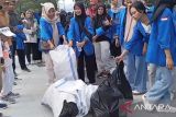 DLH Kota Palu dan Mahasiswa Untad pungut sampah di momentum Hari Pahlawan