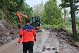 BPBD OKU Selatan bersihkan  longsor di jalan Desa Talang Duku