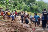 Rumah tertimbun dan rusak akibat longsor di Cianjur