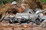 Empat orang  meninggal dan puluhan sepeda motor tertimbun akibat tanah longsor di Purworejo