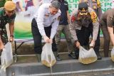 Polres OKU Timur tanam jagung dan menebar 2.000 bibit ikan