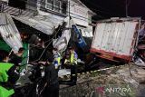 Dua meninggal dan tiga orang terluka akibat truk tabrak ruko di Semarang