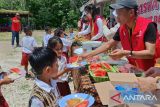 1000 Guru dan CIMB beri makan gratis anak sekolah di pedalaman NTT