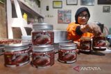 Produk chili oil berbahan cabai kering